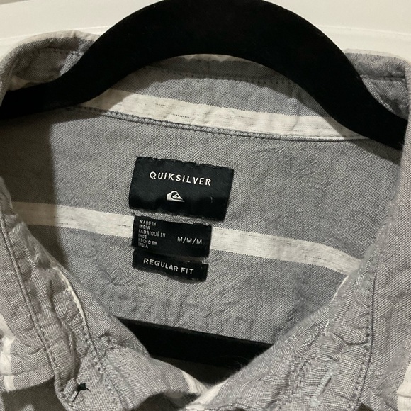 Quiksilver Short Sleeve Regular Fit Button Up Top. Size Medium - Picture 2 of 5